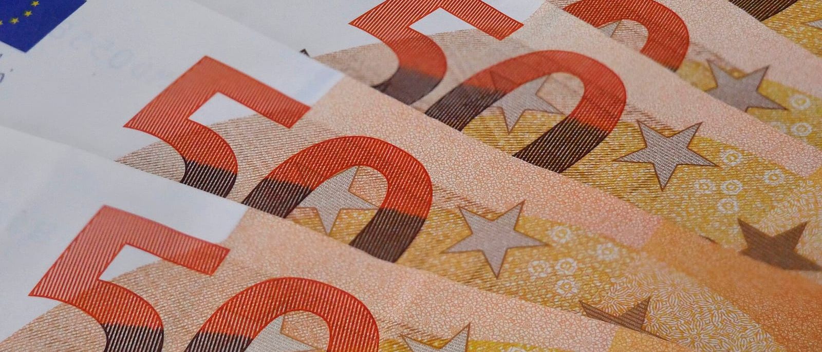 Mehrere 50-Euro-Banknoten fächerartig übereinandergelegt, in Nahaufnahme