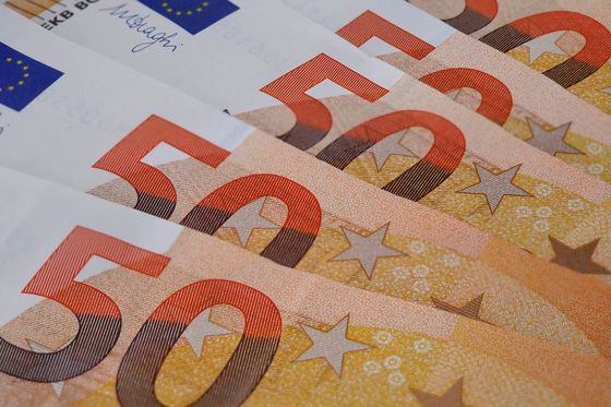 Mehrere 50-Euro-Banknoten fächerartig übereinandergelegt, in Nahaufnahme