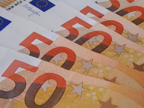 Mehrere 50-Euro-Banknoten fächerartig übereinandergelegt, in Nahaufnahme